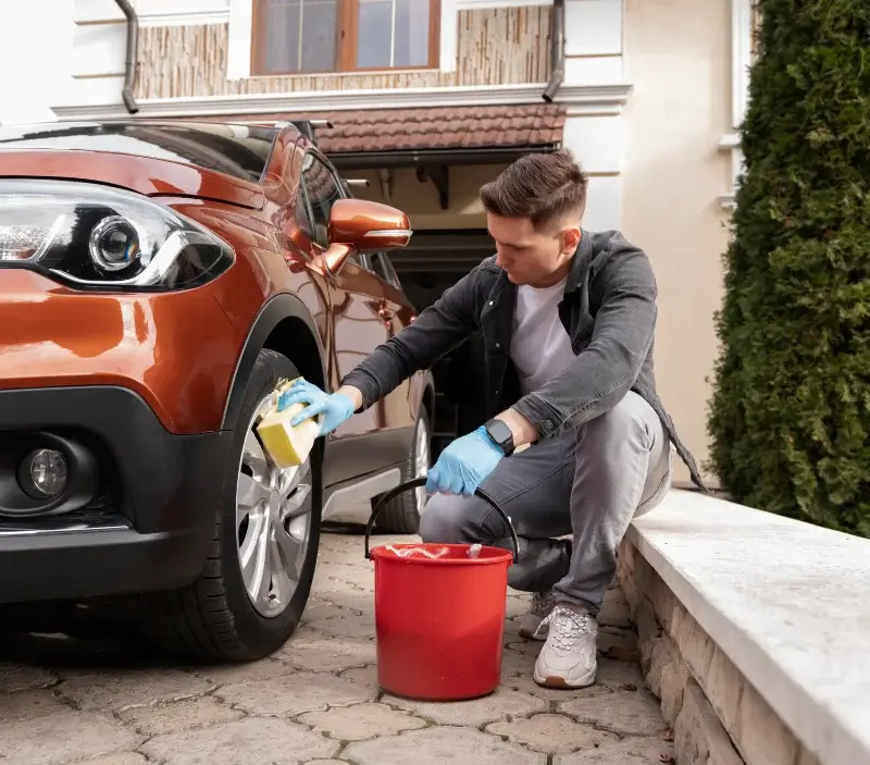 Lavage auto à domicile Saint-Loup-Hors : professionnel intervenant sur un véhicule